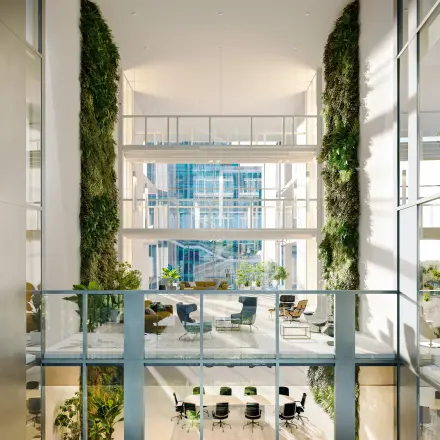 Lichte en moderne kantoorruimte op Claude Debussylaan 80-134 in Amsterdam Zuidas, met veel natuurlijke lichtinval en groen. Perfect voor kantoorruimte huren in een inspirerende omgeving.