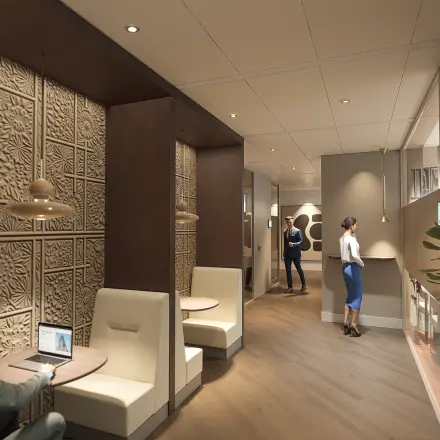 Moderne werkruimte in Amsterdam Zuidas met weinig licht, stijlvolle houten panelen en ingebouwde zitplekken. Meerdere mensen zijn bezig met zakelijke activiteiten, zoals werken op laptops en overleg.