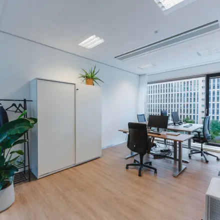 Kantoorruimte huren aan De Boelelaan 30 in Amsterdam Zuidas, moderne ruimte met werkplekken en uitzicht op stad.