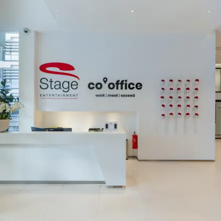 Kantoorruimte huren op De Boelelaan 30 in Amsterdam Zuidas met moderne receptie en logo's op de muur.