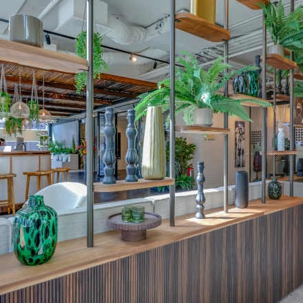 Sfeervolle kantoorruimte huren aan Gustav Mahlerlaan 308, Amsterdam Zuidas, met stijlvolle meubels en veel groen. Ideaal voor inspirerend werken en vergaderen.