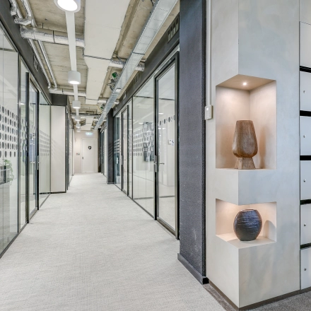 Heldere kantoorruimte aan de Gustav Mahlerlaan 308 in Amsterdam Zuidas met glazen wanden en decoratieve elementen. Ideaal voor wie kantoorruimte huren wil in een modern kantoorpand.