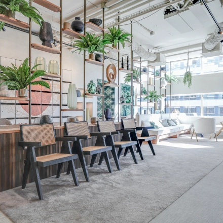 Ruime kantoorruimte op Gustav Mahlerlaan 308, Amsterdam Zuidas, met moderne inrichting en diverse werkplekken. Grote ramen zorgen voor veel lichtinval in het interieur. Ideaal voor wie kantoorruimte wil huren.
