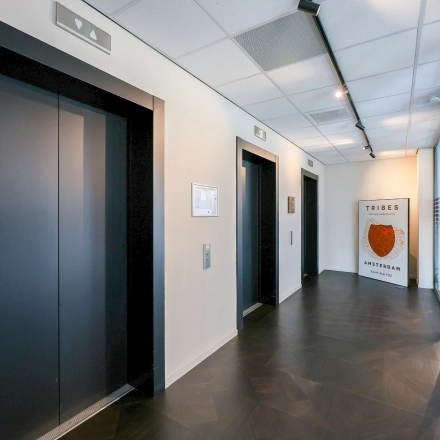 Kantoorruimte op Gustav Mahlerlaan 308 in Amsterdam Zuidas met moderne liften en strakke vloeren. Ideale locatie voor kantoor huren in een professioneel kantoorpand.