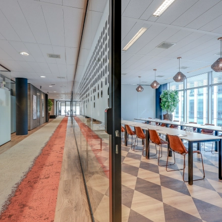 Moderne kantoorruimte te huur aan Gustav Mahlerlaan 308, Amsterdam Zuidas, met een stijlvolle vergadertafel, glazen wanden en veel natuurlijk licht.