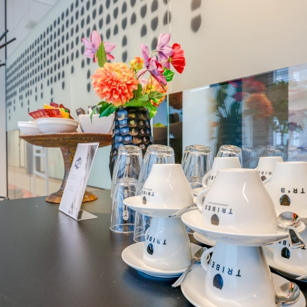 Moderne pantry in kantoorpand op Gustav Mahlerlaan 308, Amsterdam Zuidas, met servies en decoratieve elementen. Ideaal voor kantoorruimte huren.