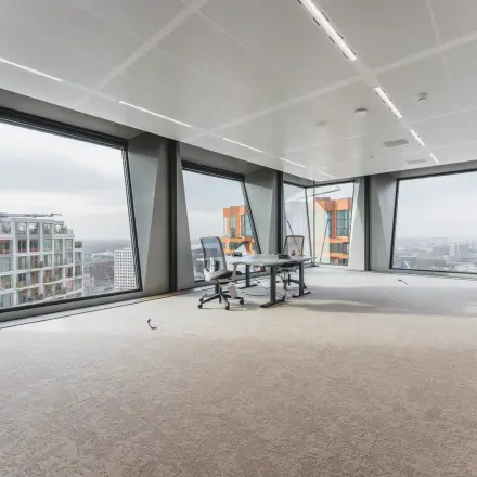 Lichte kantoorruimte huren met panoramisch uitzicht op de Zuidas, Amsterdam. Grote ramen, veel daglicht, geschikt voor een inspirerende werkomgeving in het kantoorpand op Hildegard Von Bingenstraat 44.