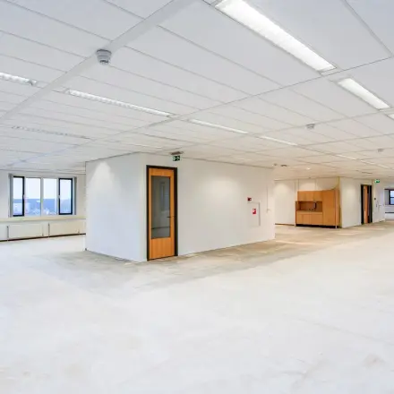 Kantoorruimte huren op Het Rietveld 55-59 in Apeldoorn, met een open vloerplan geschikt voor diverse kantoorinrichtingen.