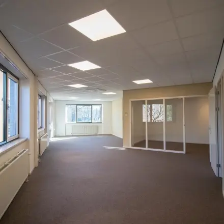 Lichte kantoorruimte met grote ramen en systeemplafond op Prins Willem-Alexanderlaan 401 in Apeldoorn, ideaal voor kantoorpand verhuur.