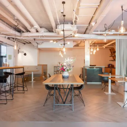 Moderne kantoorruimte huren in Apeldoorn op Roggestraat 111, met stijlvolle meubels en functionele werkplekken. Ideaal kantoorpand voor creatieve bedrijven die willen huren.