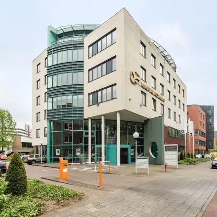 Kantoorpand aan Kronenburgsingel 525, Arnhem Zuid, met moderne gevel en parkeerruimte op de voorgrond. Geschikt voor bedrijven die kantoorruimte willen huren in een goed bereikbaar gebied.