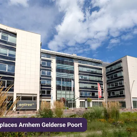 Modern kantoorpand aan Meester D.U. Stikkerstraat 11 in Arnhem Zuid met een opvallende glasgevel en strakke architectuur, ideaal voor kantoorruimte huren.