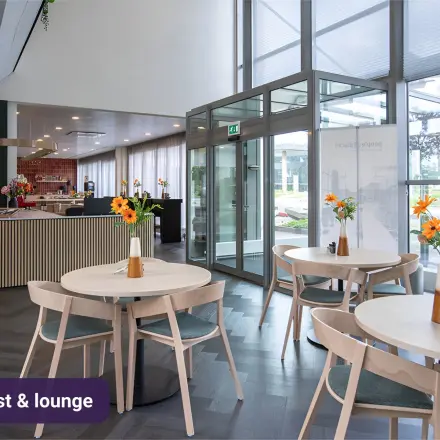 Lichte en moderne kantoorruimte in Arnhem Zuid met zitgedeelte en ontvangstbalie voor kantoorruimte huren.