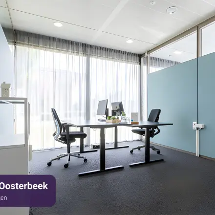 Moderne kantoorruimte met twee bureaus en stoelen in een lichte omgeving in Arnhem Zuid, Meester D.U. Stikkerstraat 11. Ideaal voor wie kantoorruimte wil huren voor 1-2 personen.