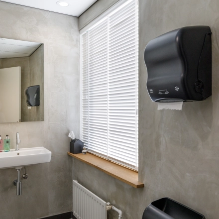 Interieur van een moderne badkamer in het kantoorpand aan Baarnsche Dijk 4, Baarn, met een wastafel en spiegel. Ideaal voor bedrijven die kantoorruimte willen huren.