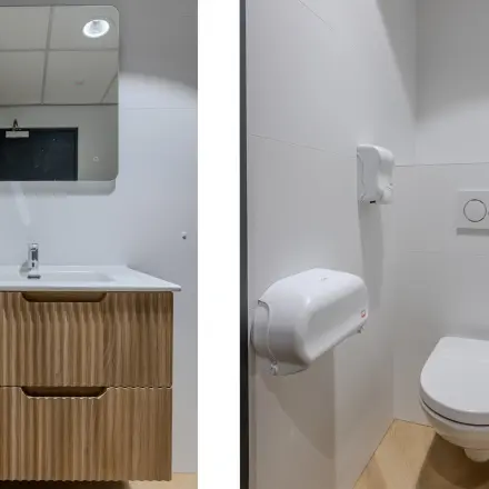 Fris en modern kantoorpand interieur met houten wastafelmeubel en toilet, ideaal voor huren in Bergen op Zoom op Rijtuigweg 10.
