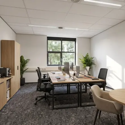 Moderne kantoorruimte te huur in Bergen op Zoom met bureaus, stoelen en planten, ideaal voor zakelijk gebruik.