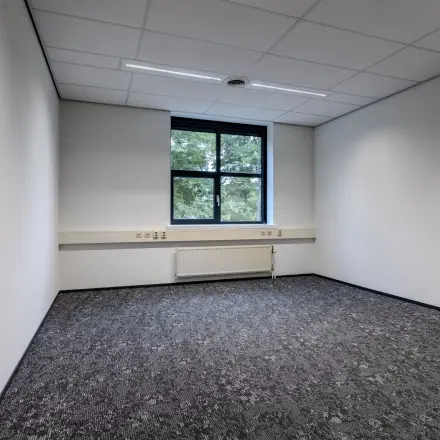 Leeg kantoor op Rijtuigweg 10 in Bergen op Zoom met raam uitzicht op groen. Perfect voor kantoorruimte huren.