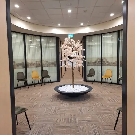 Moderne kantoorruimte te huur in Bergen op Zoom, gelegen aan Zuidzijde Haven 39a. Het interieur heeft een stijlvolle lounge met diverse zitplekken en een decoratief kunstwerk.