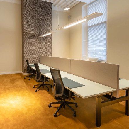 Ruime kantoorruimte huren in het kantoorpand Catharinastraat 16, Breda Centrum-Station met moderne bureaus en comfortabele stoelen, ideaal voor productief werken.