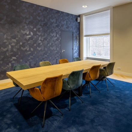 Stijlvolle vergaderruimte met moderne inrichting in een kantoorpand op Catharinastraat 16, Breda Centrum-Station. Ideaal voor wie kantoorruimte wil huren.