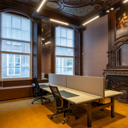 Kantoorruimte huren aan Catharinastraat 16 in Breda Centrum-Station met elegante houten details, hoge ramen en moderne bureaus met stoelen in een klassieke setting.
