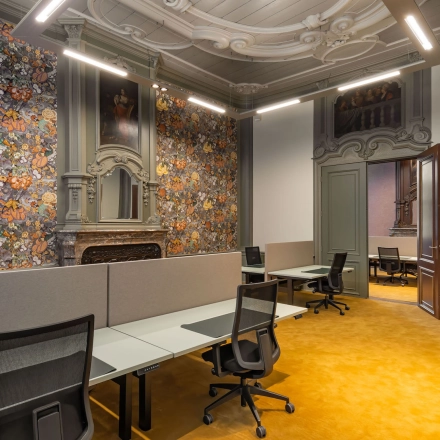 Kantoorruimte op Catharinastraat 16 in Breda Centrum-Station, met stijlvolle inrichting, moderne bureaus en stoelen, geschikt voor wie kantoorruimte wil huren. Met decoratieve muren en hoge plafonds.