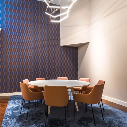 Stijlvolle vergaderruimte met een ronde tafel en comfortabele stoelen in een kantoorpand aan Catharinastraat 16, Breda Centrum-Station. Ideaal voor bedrijven die kantoorruimte willen huren met een professionele uitstraling.