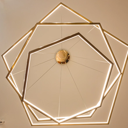 Stijlvolle en moderne verlichtingsarmaturen hangen aan het plafond van een kantoorpand op Catharinastraat 16, geschikt voor huur in Breda Centrum-Station.