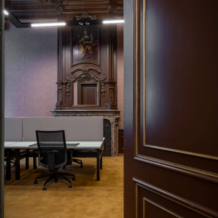 Charmant historisch kantoor aan de Catharinastraat 16 in Breda Centrum-Station, met klassieke elementen en moderne kantoormeubelen, ideaal voor kantoorruimte huren in een inspirerende omgeving.