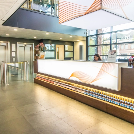 Modern kantoorpand op Ceresstraat 1 in Breda Centrum-Station met een grote receptie, rustig werkende medewerker en uitnodigende entree. Ideale ruimte voor kantoorruimte huren.