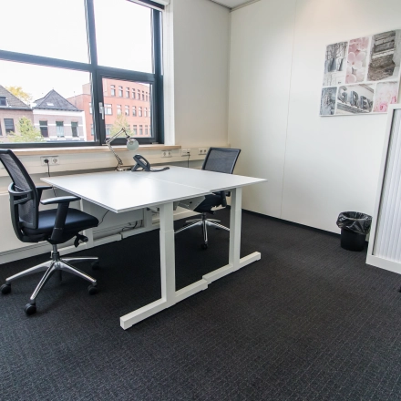 Moderne kantoorruimte te huur op Ceresstraat 1, Breda Centrum-Station met bureau en stoelen, uitzicht op stadsgebouwen.