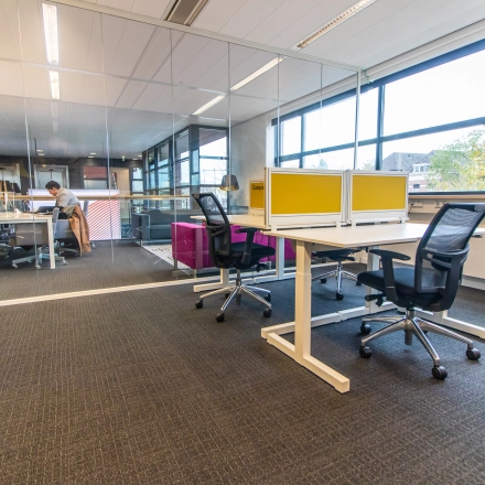 Moderne kantoorruimte te huur in Breda Centrum-Station met glazen scheidingswanden, veel daglicht en werkplekken met ergonomische kantoormeubelen. Ideaal voor iedereen die kantoorruimte wil huren op Ceresstraat 1.