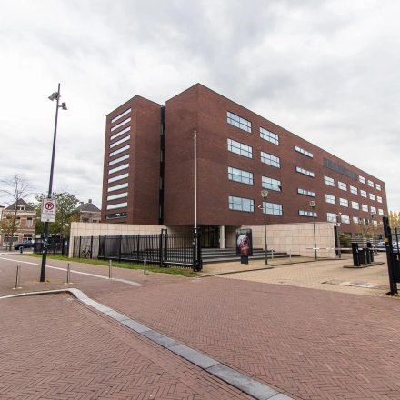 Kantoorpand aan Ceresstraat 1 in Breda Centrum-Station, omgeven door straatstenen en met moderne architectuur. Ideaal voor kantoorruimte huren.