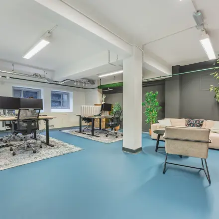 Moderne kantoorruimte huren op Ceresstraat 13, Breda Centrum-Station, met flexibele werkplekken, planten en comfortabele zitmogelijkheden.