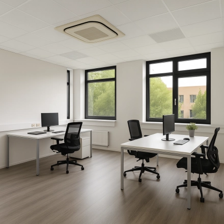 Lichte kantoorruimte huren aan de Druivenstraat 25-31 in Breda Oost, met grote ramen en moderne bureaus met computers, ideaal voor productieve werkdagen.