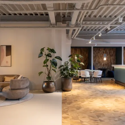 Stijlvolle kantoorruimte met moderne meubels, een open indeling en sfeervolle verlichting, gelegen op Essebaan 63, Capelle aan den IJssel. Ideaal voor kantoorruimte huren.