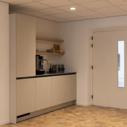 Interieur van kantoorpand op Essebaan 63, Capelle aan den IJssel, met minimalistische pantry. Perfect voor kantoorruimte huren.
