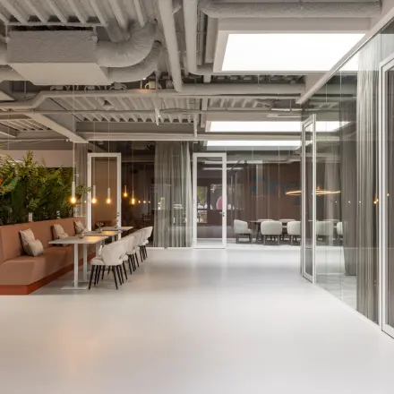 Moderne kantoorruimte huren op Essebaan 63 in Capelle aan den IJssel met een ruim opgezet interieur, glazen wanden, en comfortabele zitplekken voor vergaderingen en samenwerking.