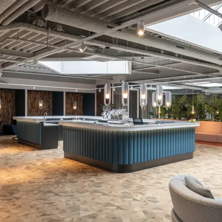Moderne kantoorruimte met stijlvolle bar en zithoek, geschikt voor het huren van creatieve werkplekken in kantoorpand op de Essebaan 63, Capelle aan den IJssel.