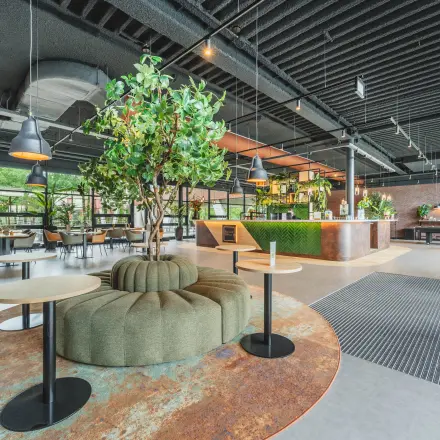 Moderne kantoorruimte op Rijnzathe 12, De Meern, met groene accenten en een uitnodigende inrichting voor vergaderingen of flexwerken. Grote ramen zorgen voor veel natuurlijk licht.