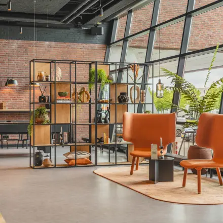 Moderne kantoorruimte te huur in De Meern met stijlvolle zitplekken, decoratieve scheidingswand en grote ramen. Het kantoorpand op Rijnzathe 12 biedt een inspirerende omgeving voor creatief werken.