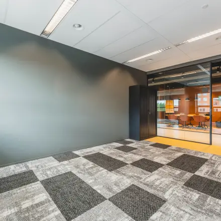 Ruime, ongemeubileerde kantoorruimte in kantoorpand op Rijnzathe 12, De Meern met tapijt en glazen wand. Perfect voor huren en optimaal benutten van de omgeving voor zakelijke activiteiten.