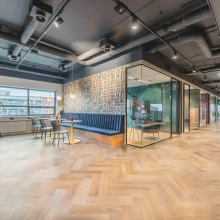 Moderne kantoorruimte huren op Rijnzathe 12, De Meern met stijlvol interieur en opvallende glaswanden. Geschikt voor diverse zakelijke activiteiten.
