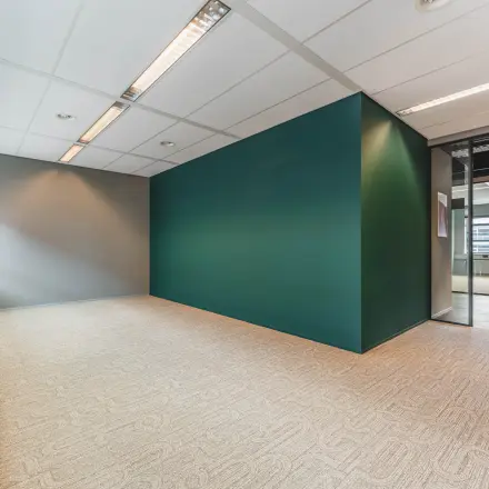 Het kantoorpand aan Rijnzathe 12 in De Meern biedt een ruime, lichte kantoorruimte te huur met moderne afwerking en veel natuurlijk licht. Perfect om jouw ideale werkomgeving te creëren.