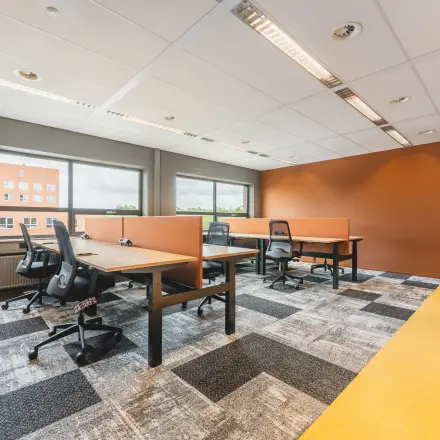 Kantoorruimte huren op Rijnzathe 12 in De Meern met moderne bureaus en comfortabele stoelen. Grote ramen bieden veel natuurlijk licht en een inspirerend uitzicht.
