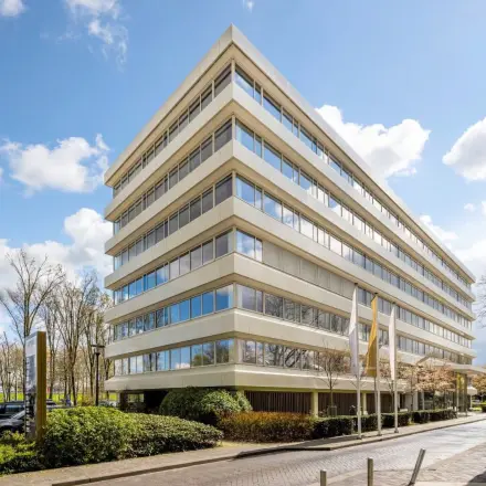 Moderne kantoorgebouw voor kantoorruimte huren aan de Poortweg 4 in Delft, met meerdere verdiepingen en grote ramen.