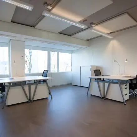 Zonnige kantoorruimte huren bij Poortweg 4, Delft, met moderne werkplekken en grote ramen voor natuurlijk licht.