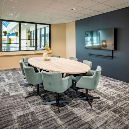 Een stijlvolle kantoorpand in Den Bosch met moderne inrichting, vlakbij grote ramen en een flatscreen aan de muur. Ideaal voor een vergadering of brainstormsessie. Kantoorruimte huren op een centrale locatie.