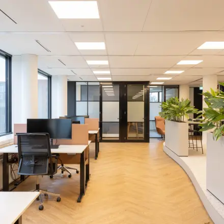 Ruime, moderne kantoorruimte in Den Bosch op Hambakenwetering 1, met werkplekken en veel natuurlijk lichtinval. Ideaal om een kantoor te huren in een licht en groene omgeving.